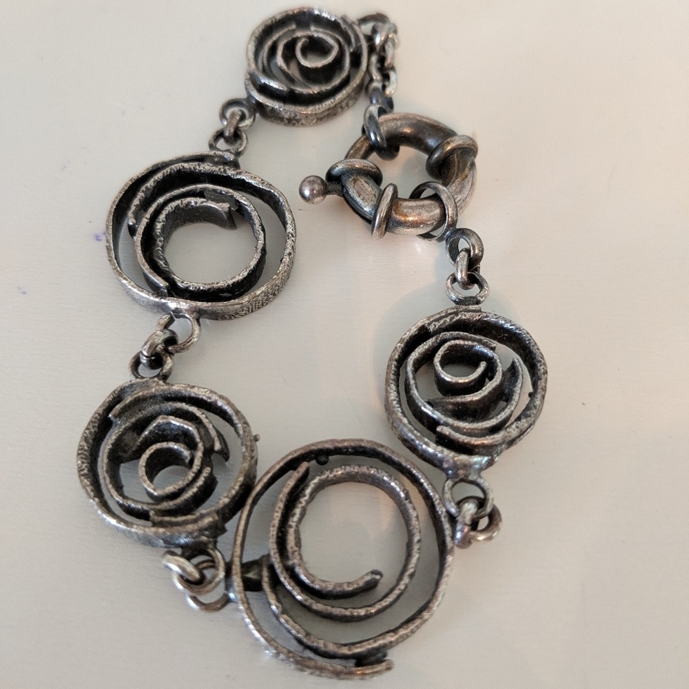 Circular metal bracelet